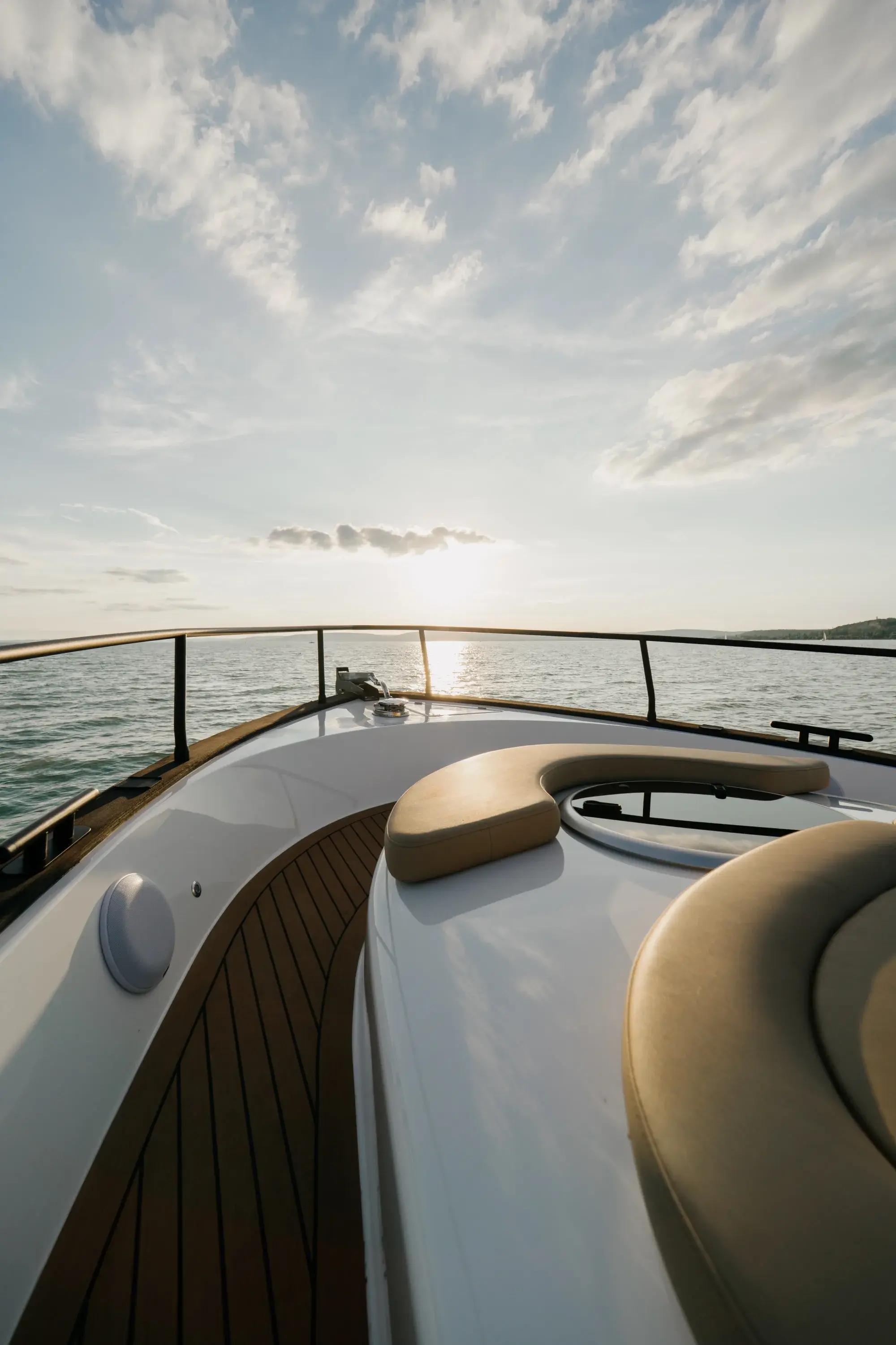 Deck und Cockpit der Wia 450 Cabrio, cremefarbene Sitze und Teakdetails unter dem schwarzen Verdeck.