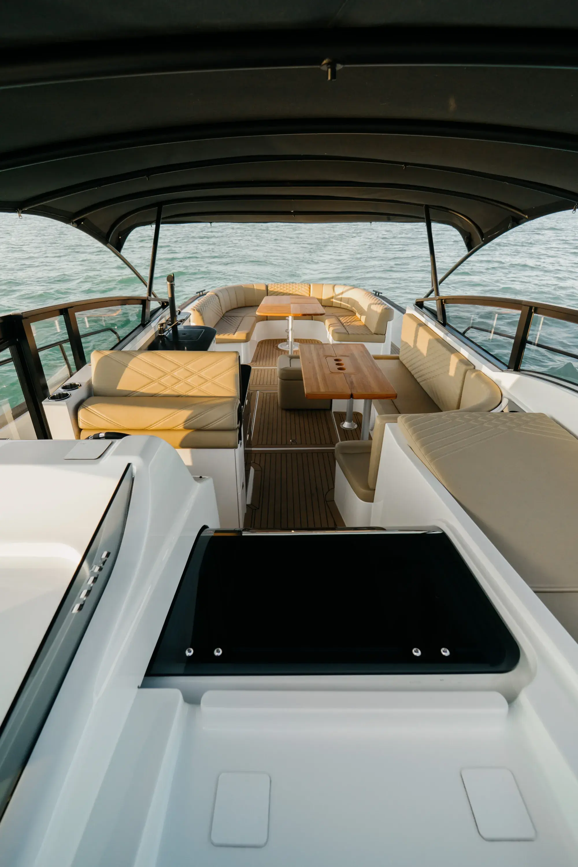 Deck und Cockpit der Wia 450 Cabrio, cremefarbene Sitze und Teakdetails unter dem schwarzen Verdeck.
