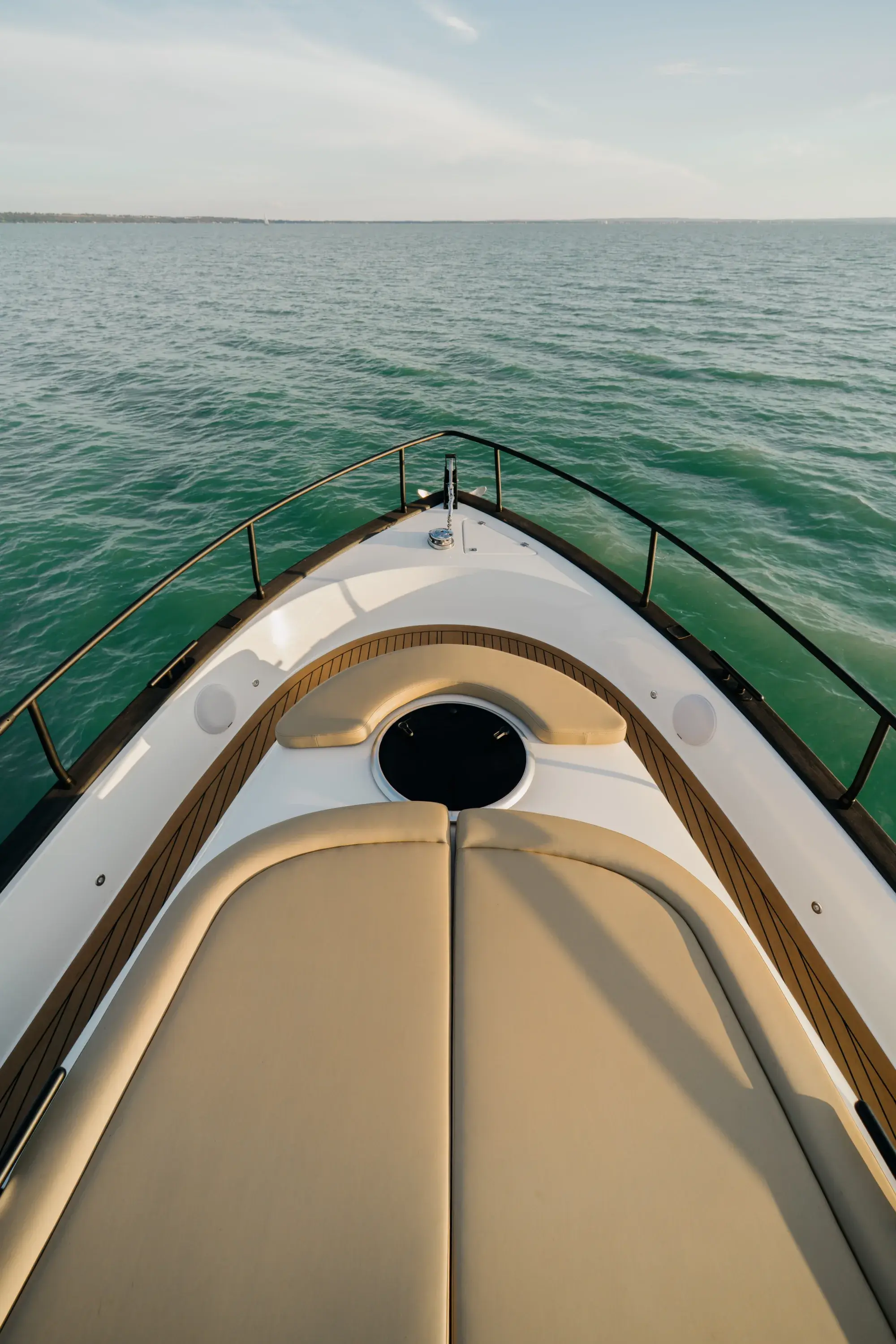 Deck und Cockpit der Wia 450 Cabrio, cremefarbene Sitze und Teakdetails unter dem schwarzen Verdeck.
