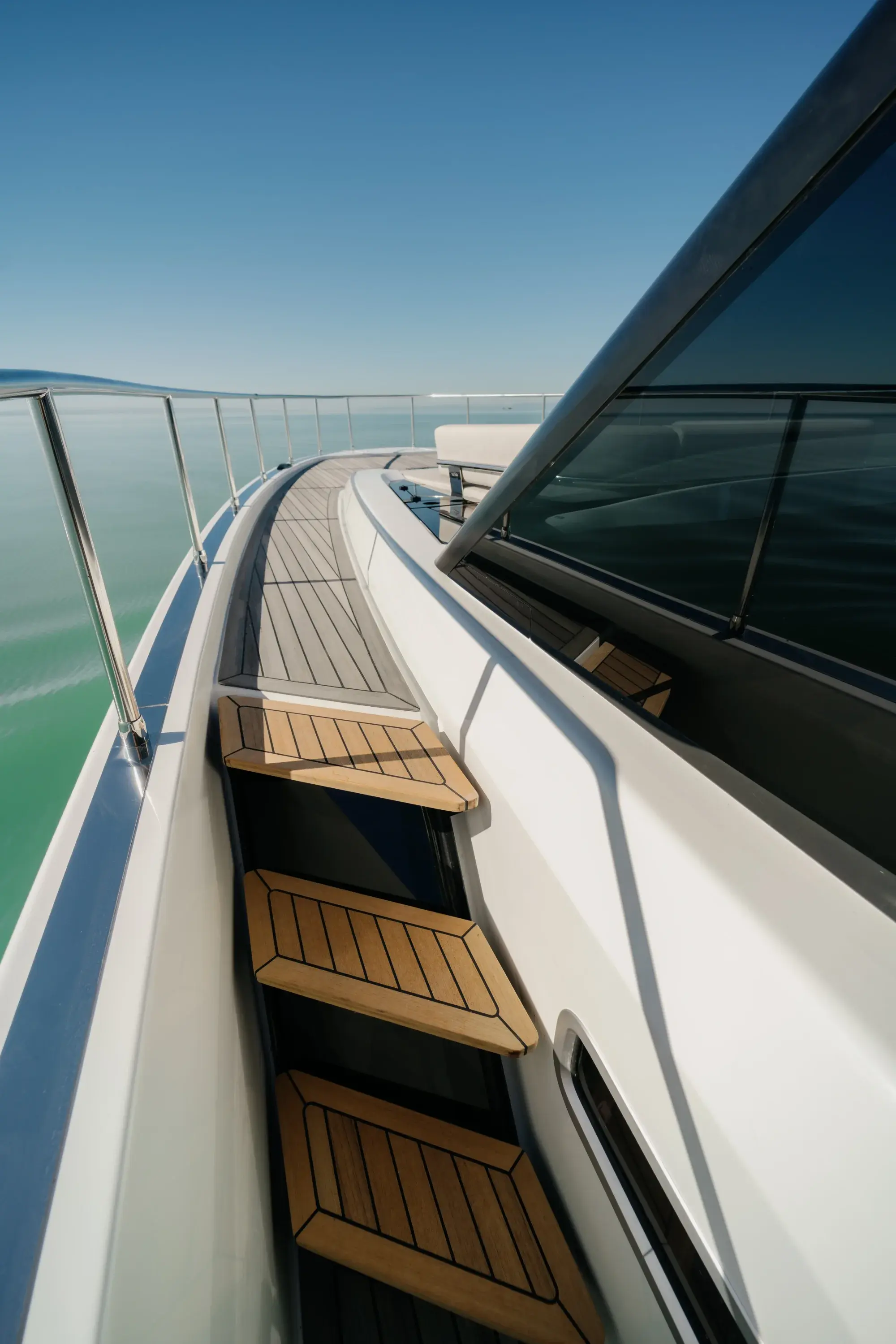 Le pont en teck de la Wia 520 HardTop avec cockpit arrière ouvert et sièges crème.