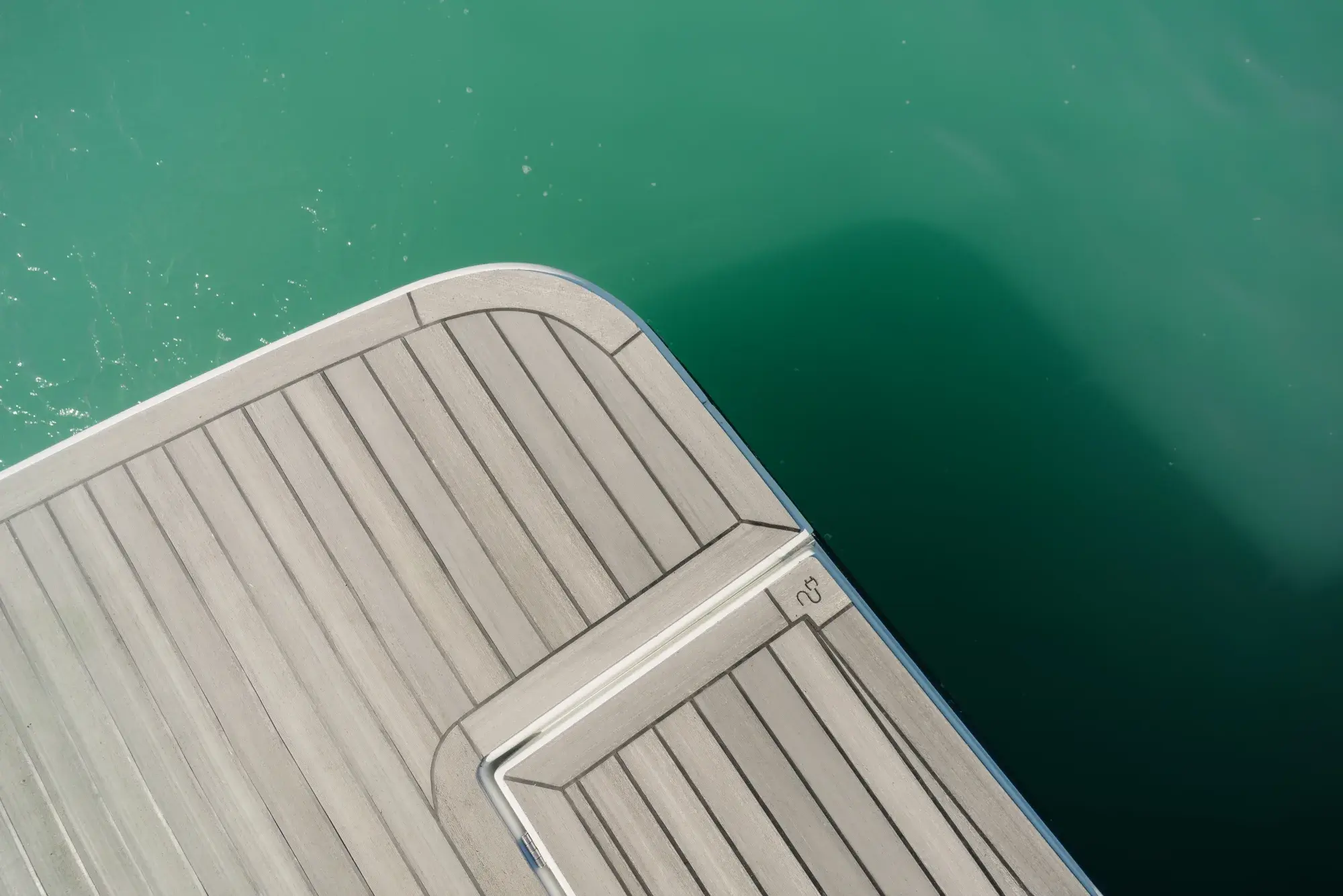 Das Teakdeck der Wia 520 HardTop mit offenem Achtercockpit und cremefarbenen Sitzen.